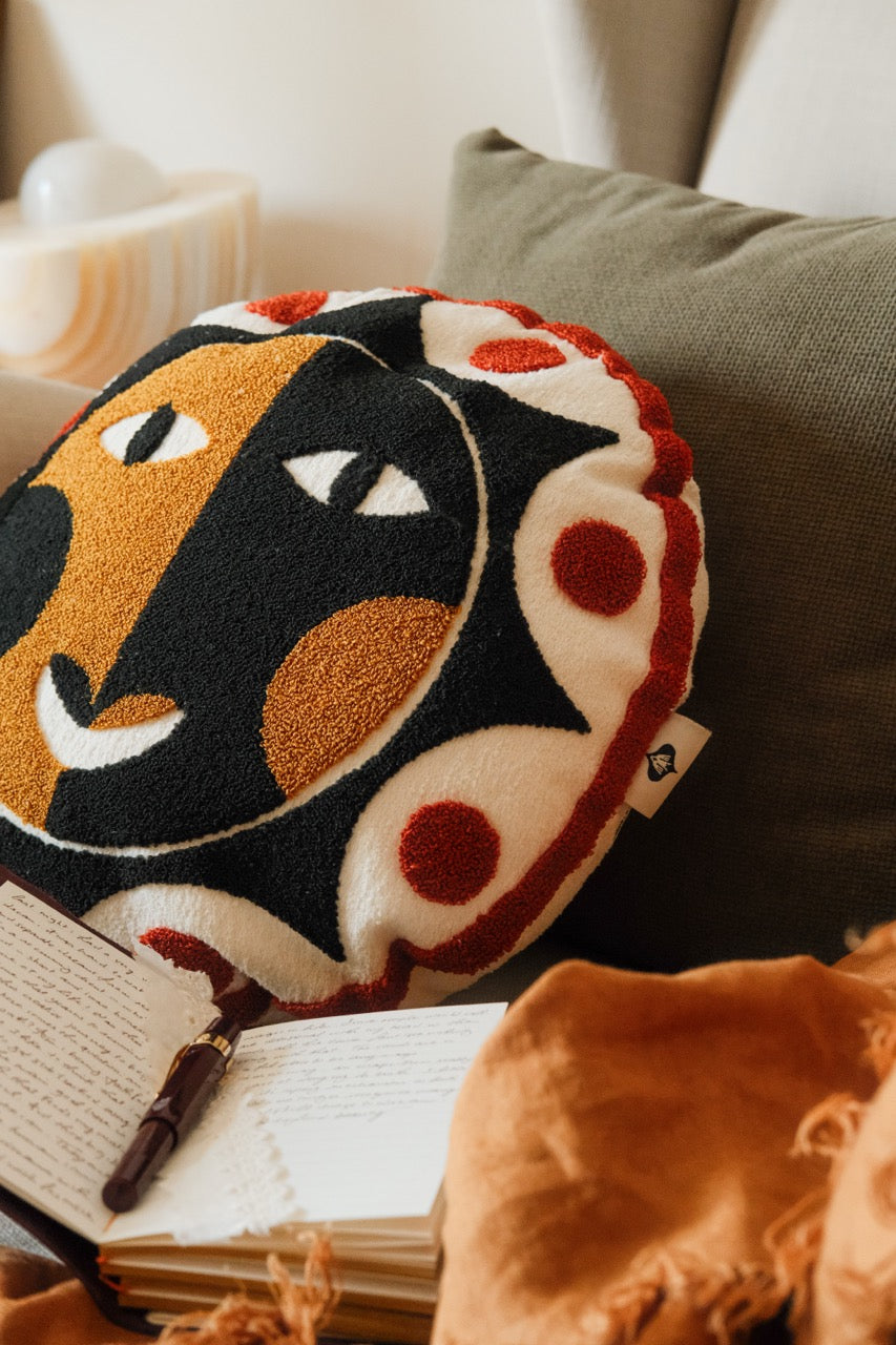 Soleil tufted round cushion