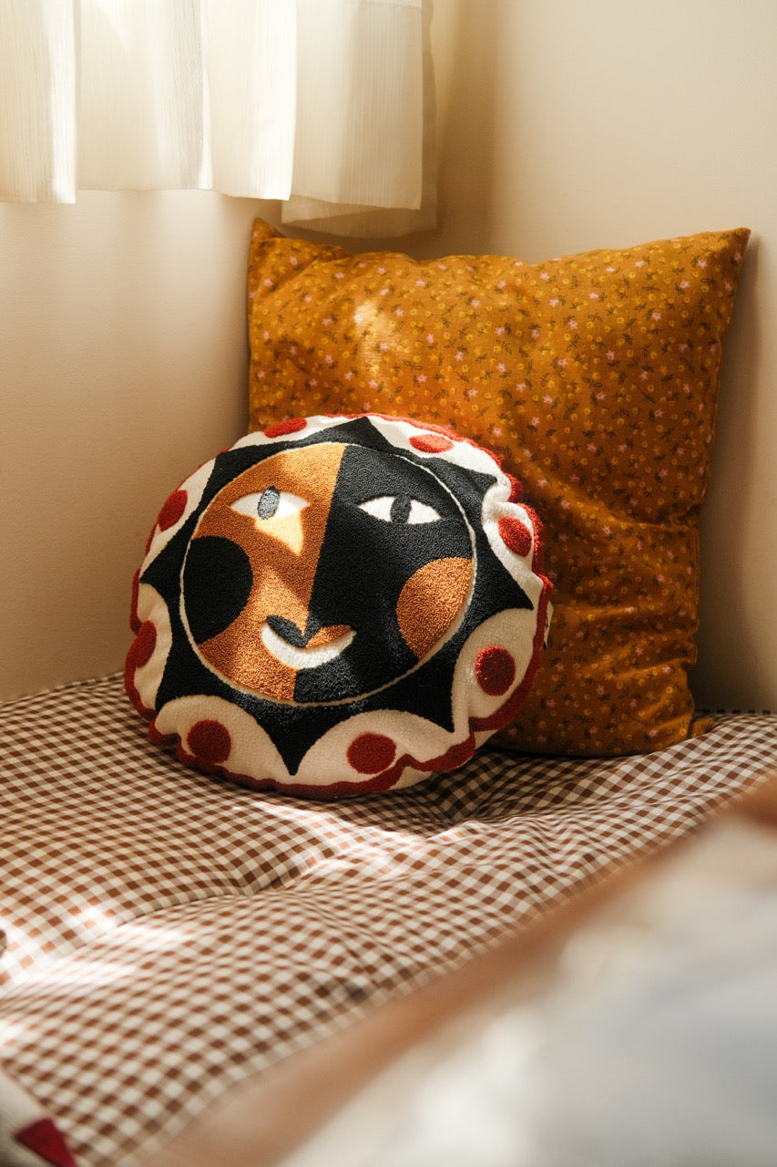 Soleil tufted round cushion